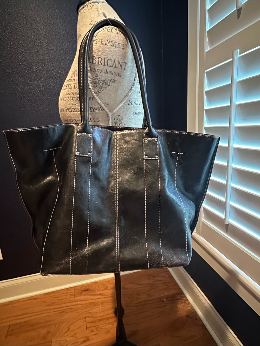 Etienne Aigner Black Leather Tote with Contrast Stitching - Picture 4 of 13